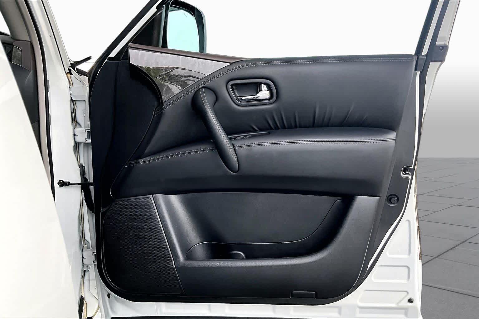 Used 2023 Aspen White Tricoat Nissan Platinum image 23