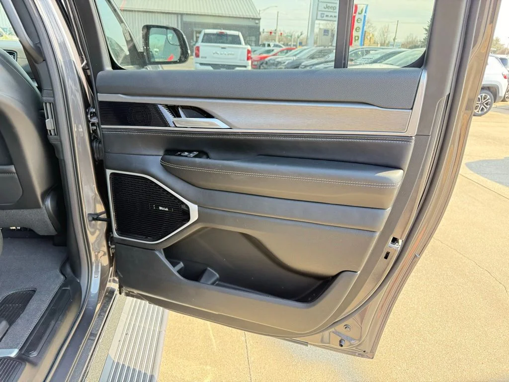 New 2026 Baltic-Gray Metallic Clear-Coat Exterior Paint Jeep Limited Altitude image 38