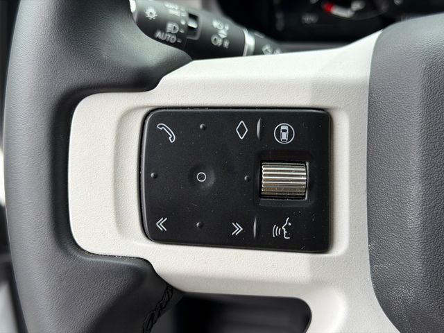 Used 2025  Land Rover X-Dynamic SE image 25