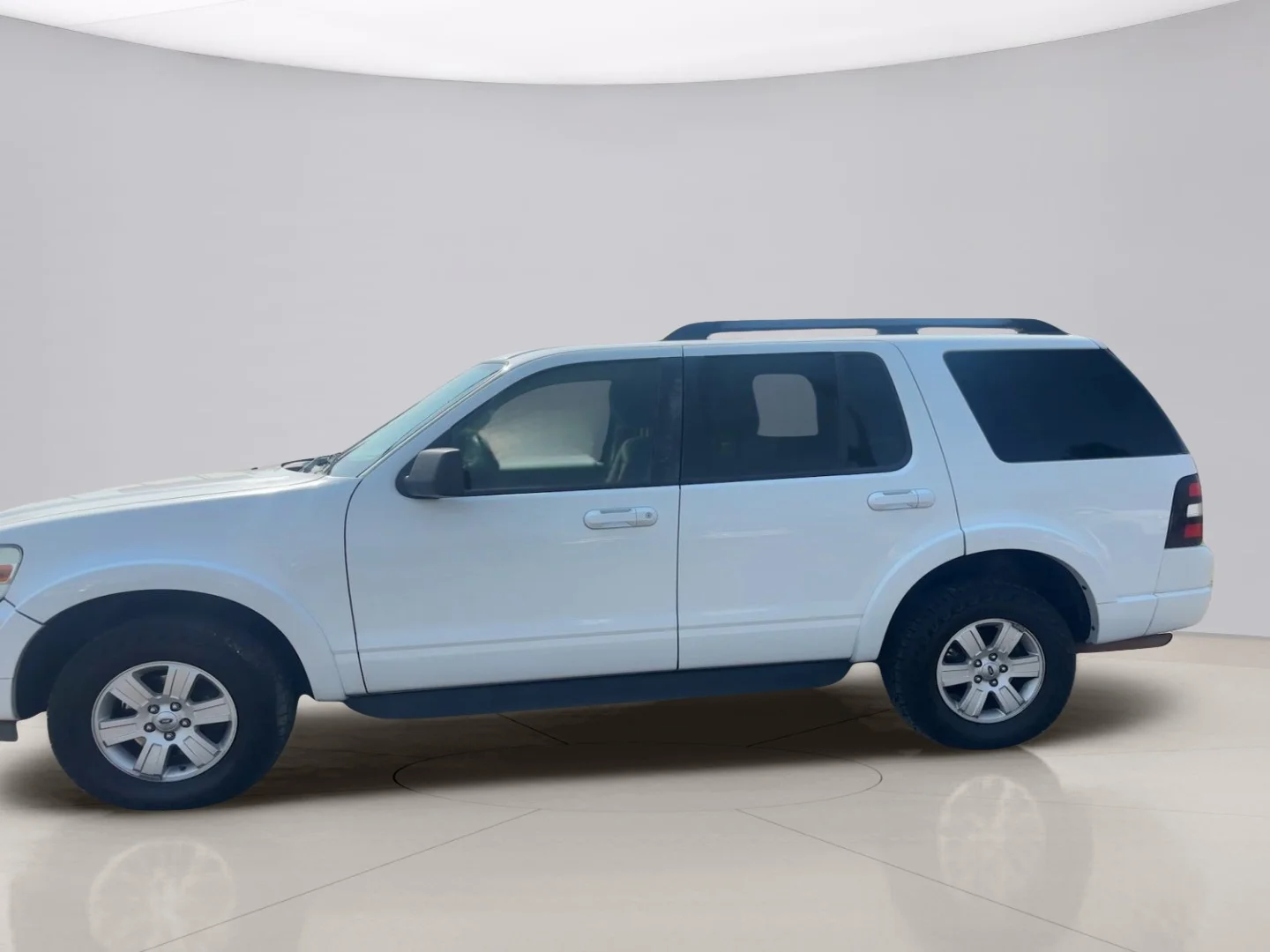 Used 2010 White Ford XLT image 2