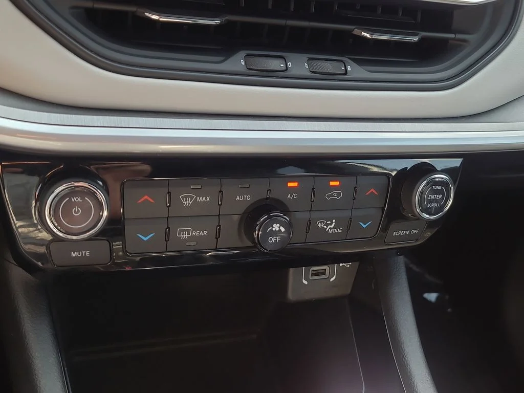 Used 2025 Silver Jeep Limited image 25