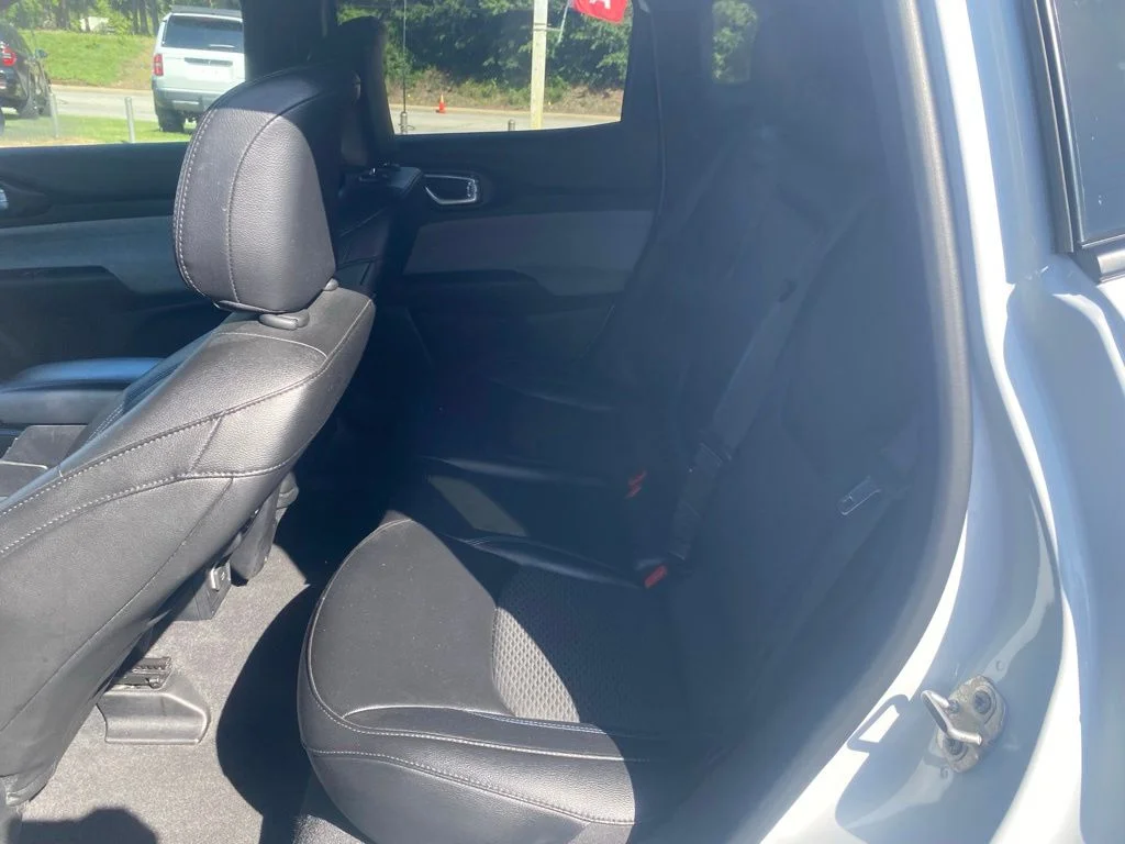Used 2024 White Jeep Latitude image 8
