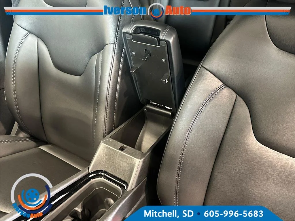 New 2026 Hydro Blue Pearlcoat Jeep Limited Altitude image 24
