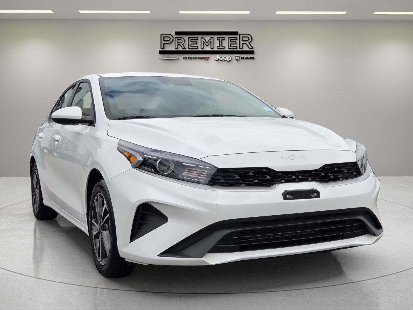 Used 2024 Snow White Pearl Kia LXS image 4