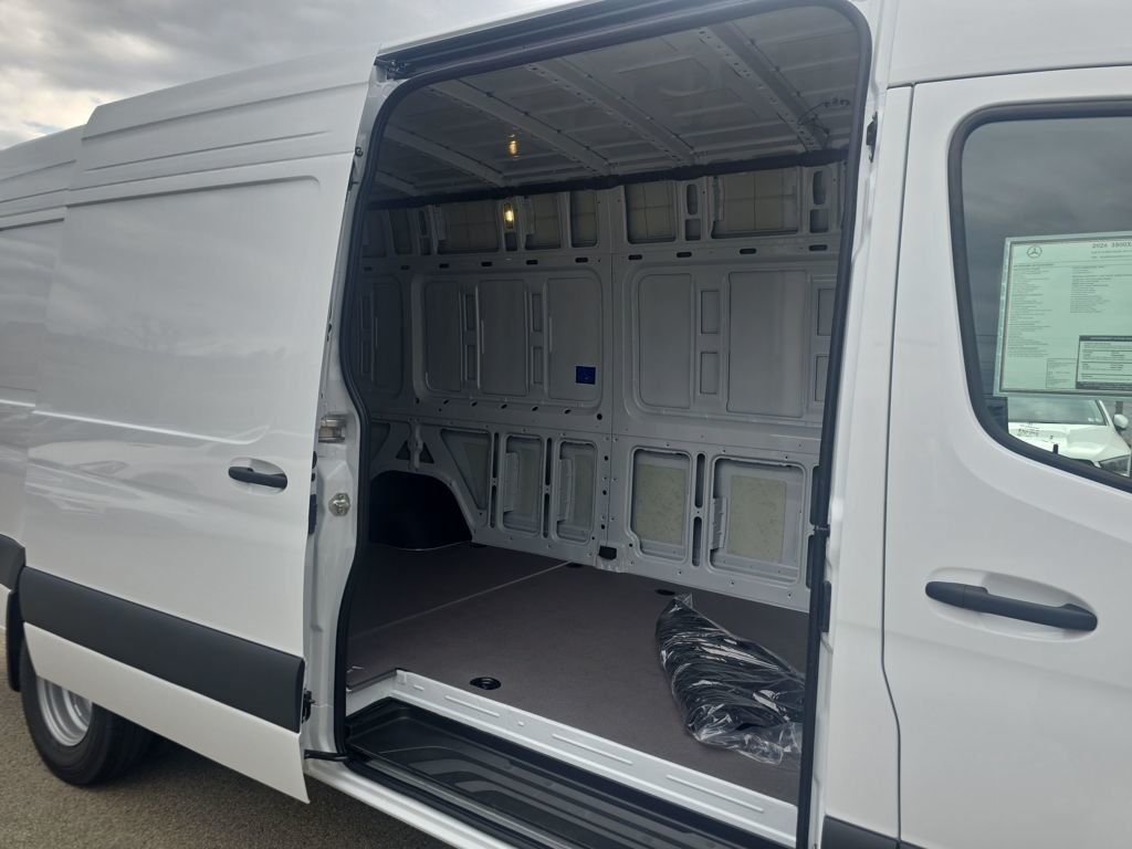 New 2026 Arctic White Mercedes-Benz Cargo 170 WB image 23