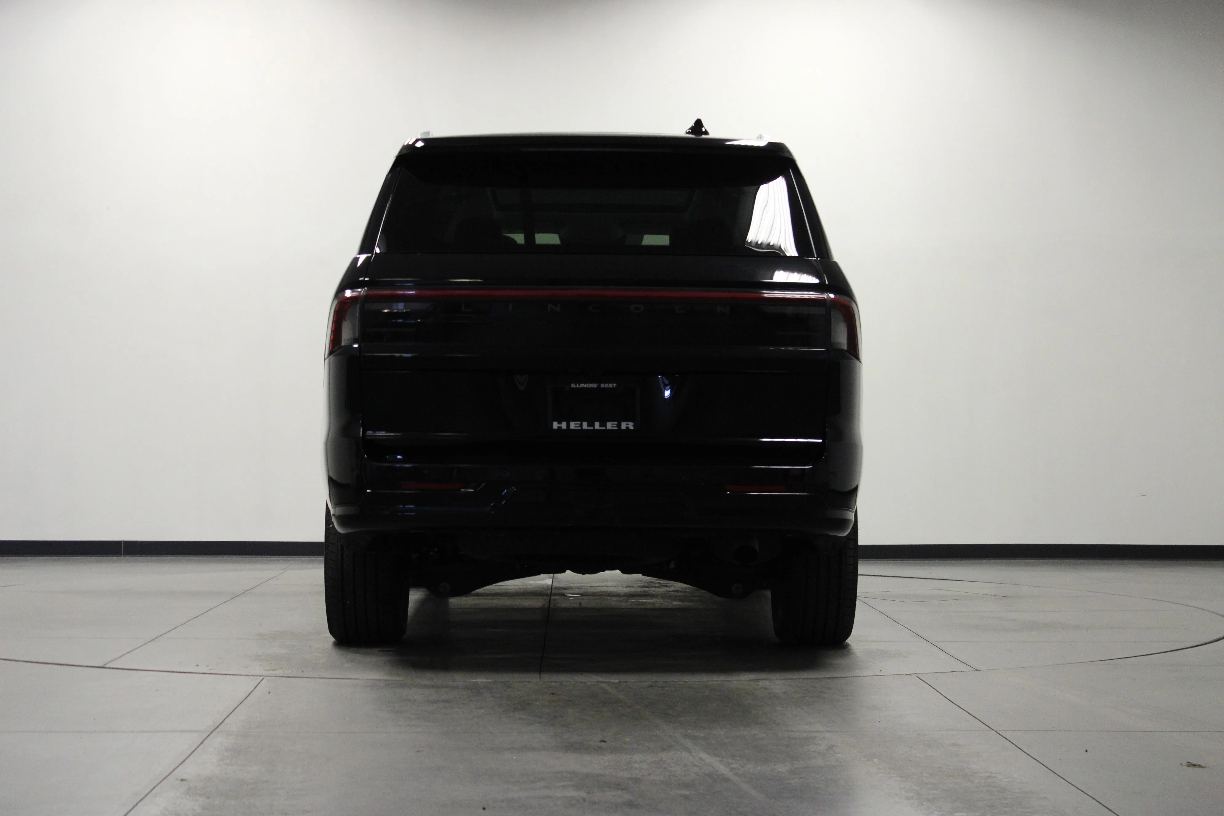 Used 2025 Black Metallic Lincoln Reserve image 5