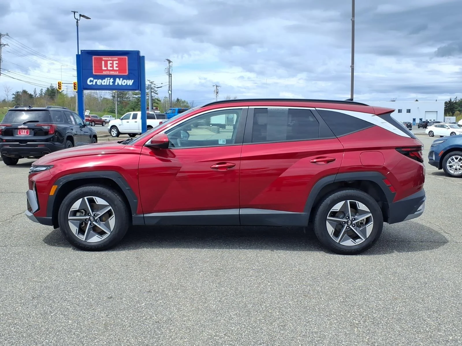 Used 2025 Red Hyundai SEL image 8