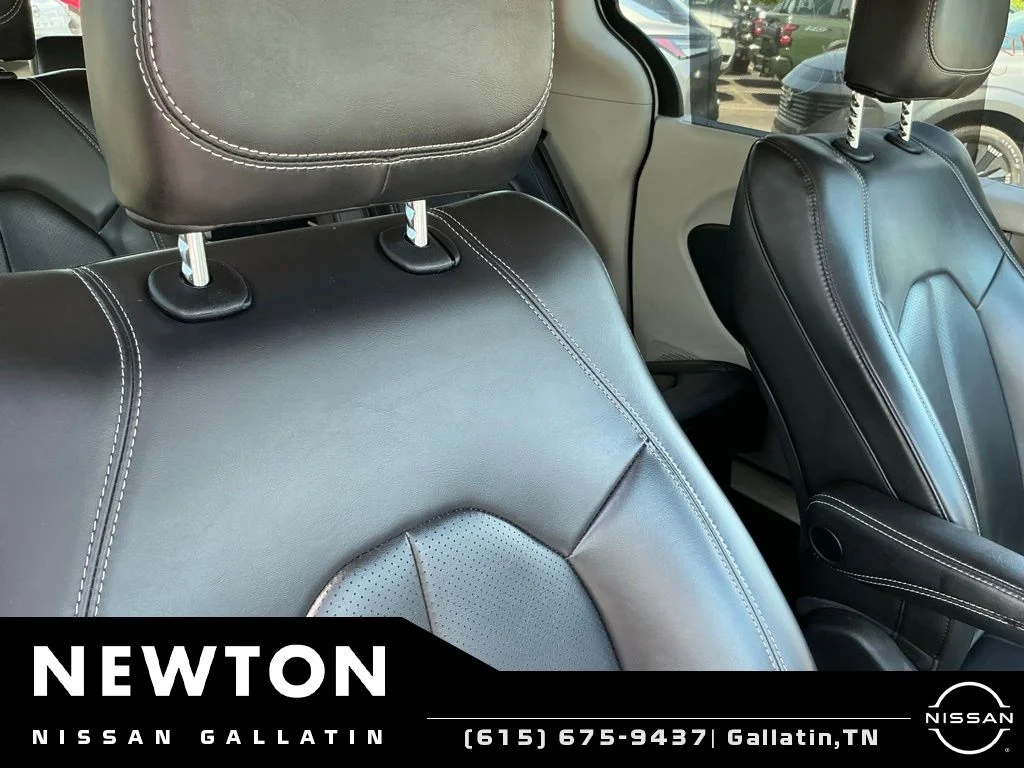 Used 2023 White Chrysler Touring L image 10