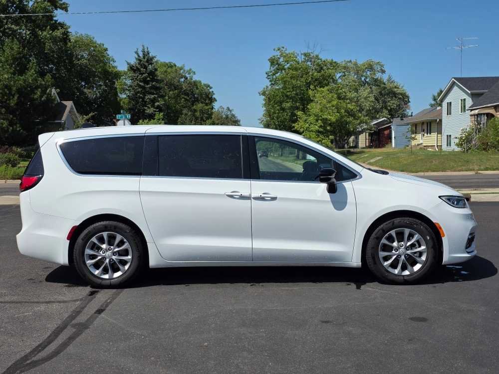 Used 2026 Bright White Clearcoat Chrysler Limited image 1