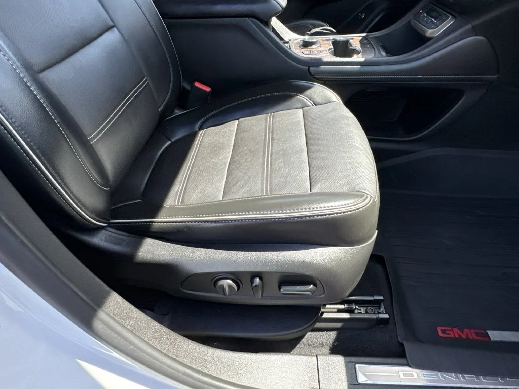 Used 2022 White GMC Denali image 29