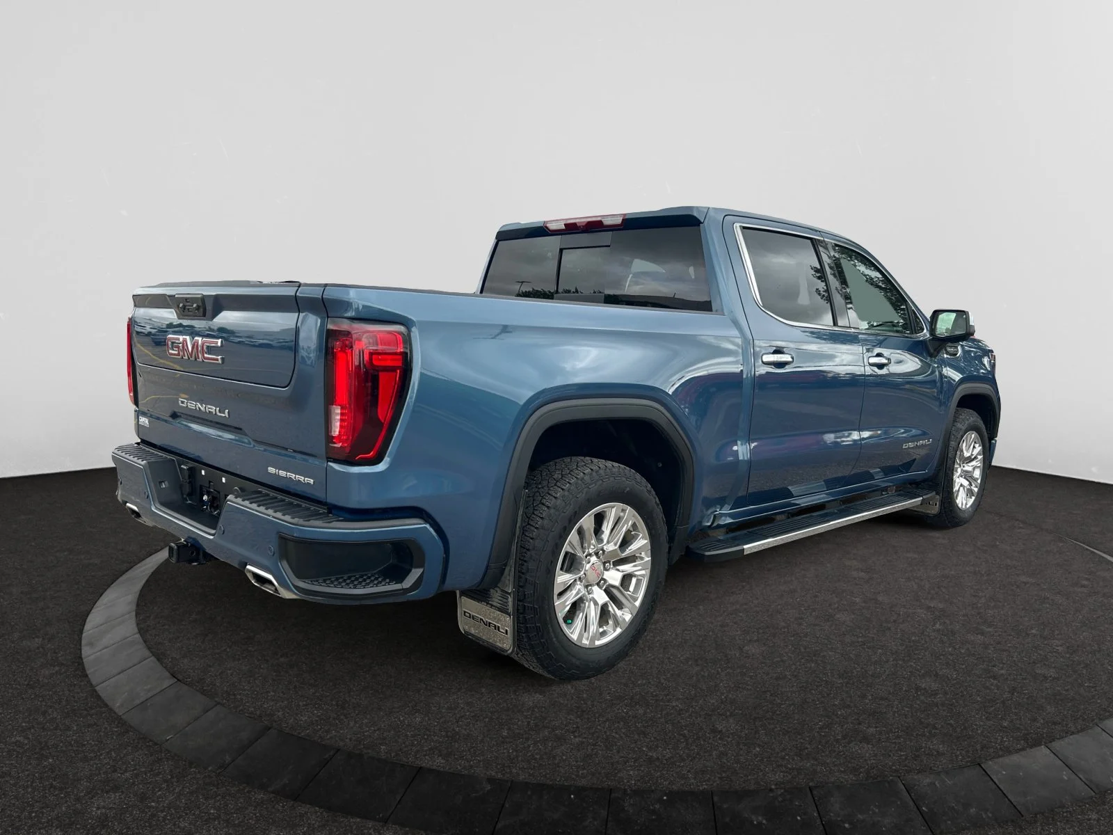 Used 2025 Blue GMC Denali Crew Cab image 5