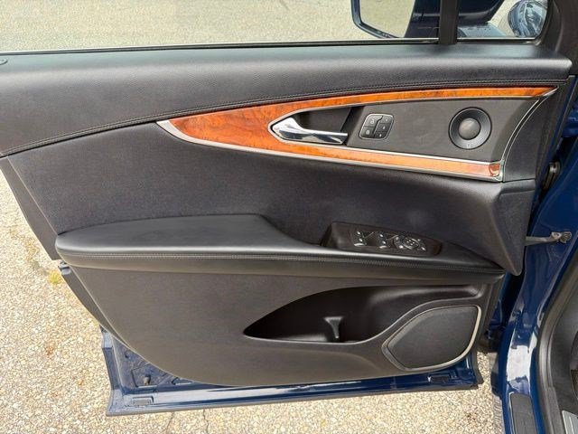 Used 2019 Blue Lincoln Reserve image 11