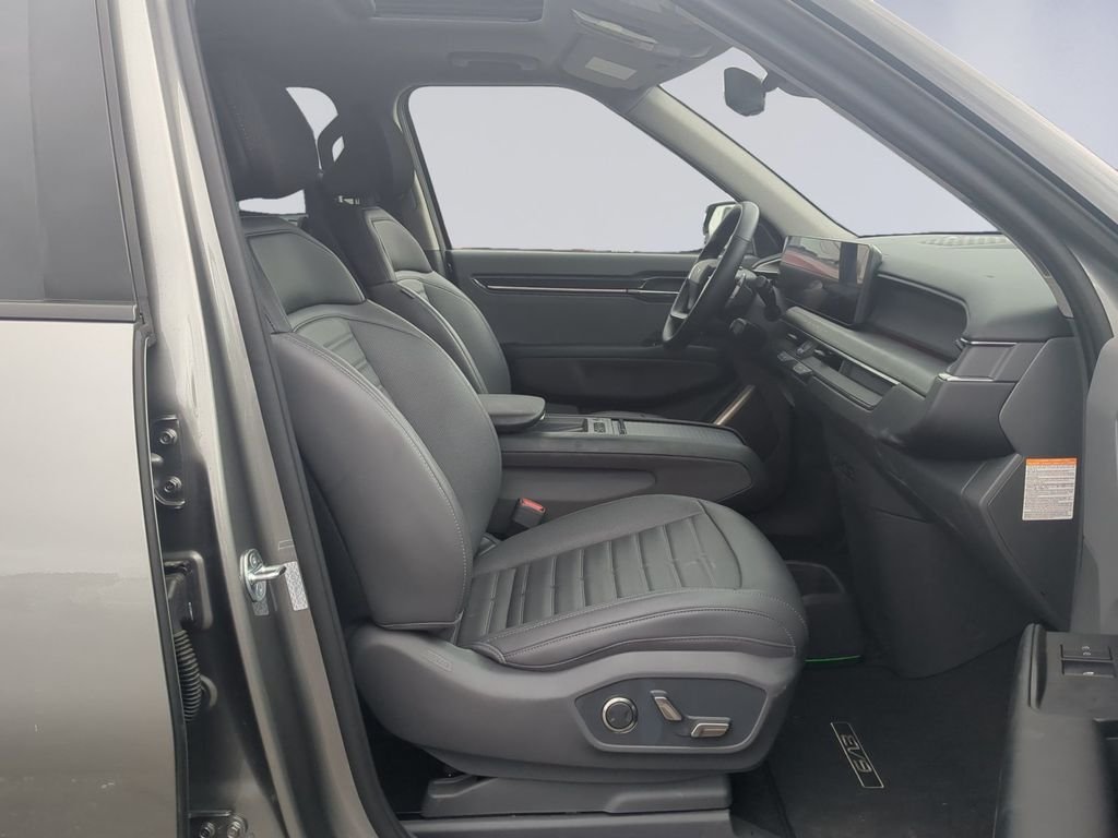 Used 2024 Pebble Gray Kia Land image 19