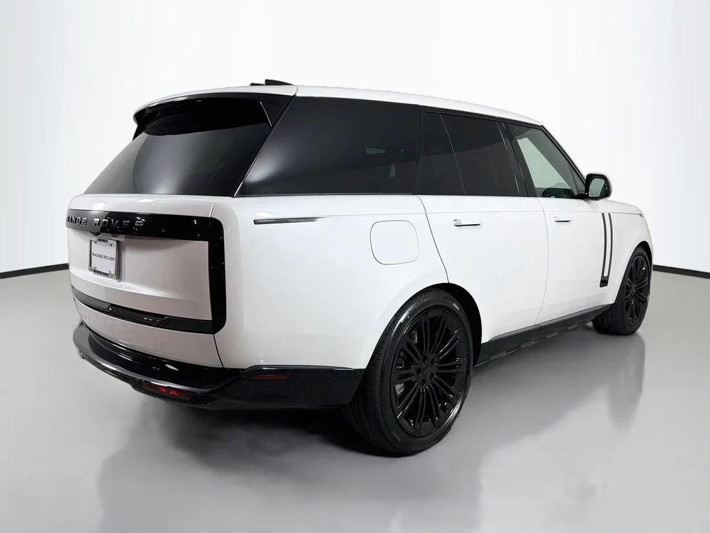 New 2026 Ostuni Pearl White Land Rover SE image 5