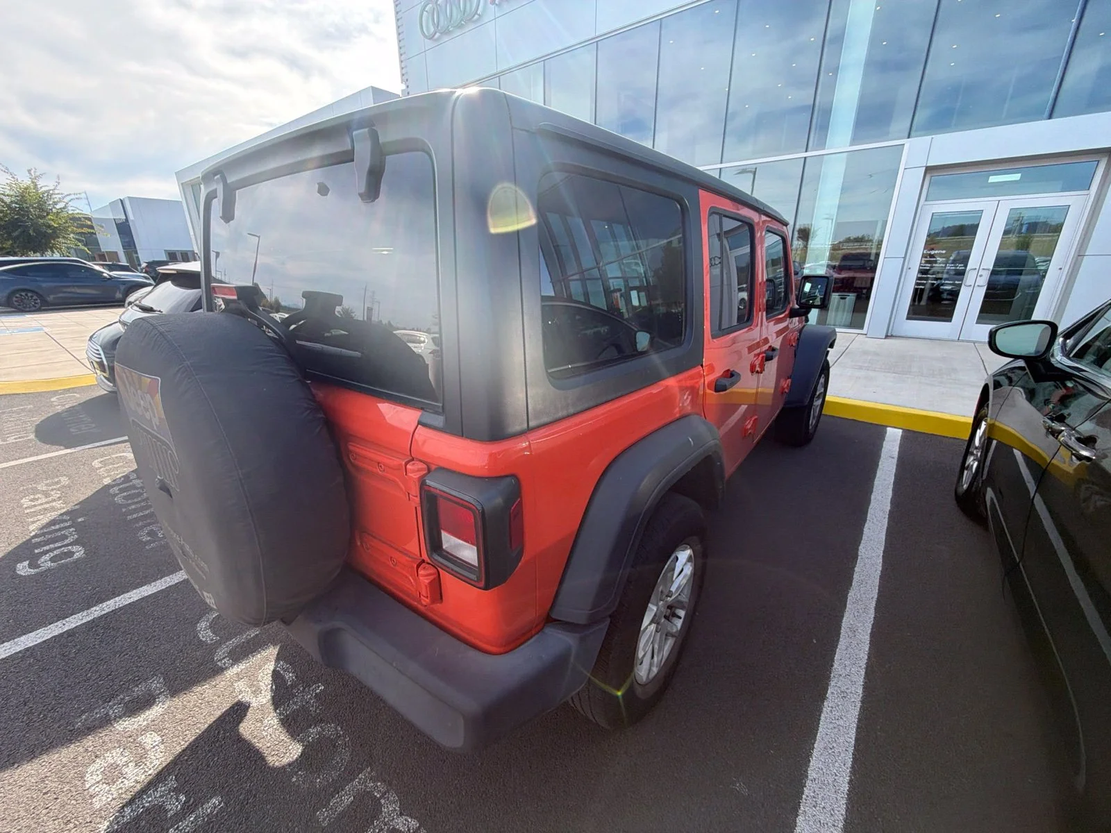 Used 2023  Jeep Sport S image 10