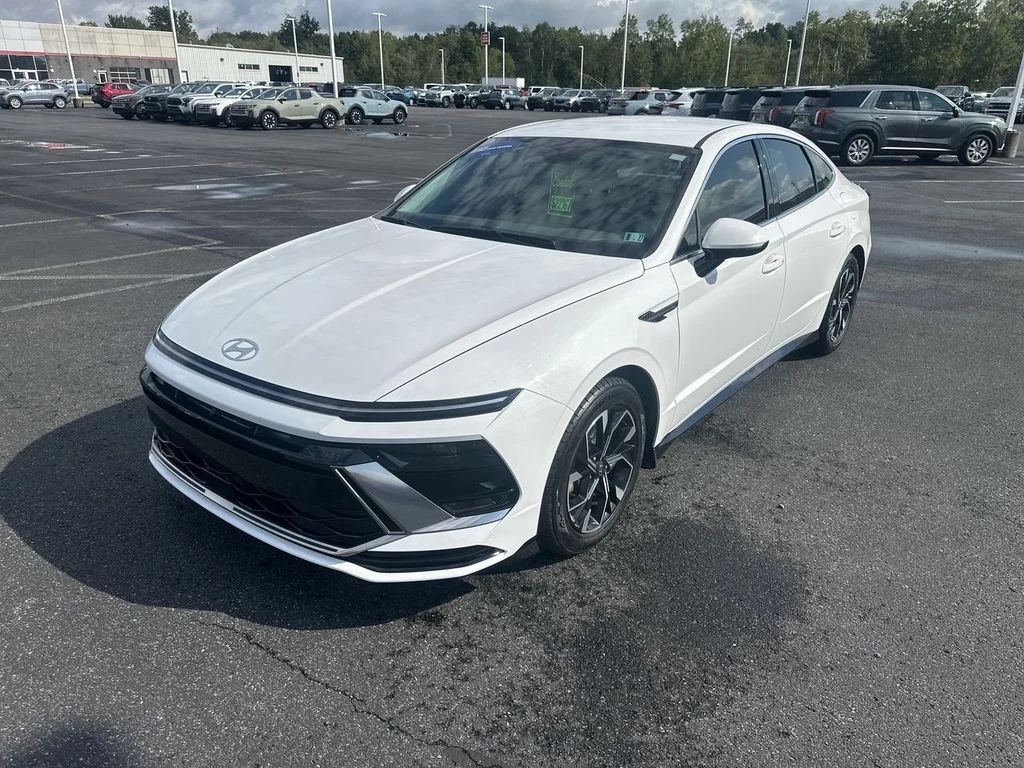 Used 2024 White Hyundai SEL image 4