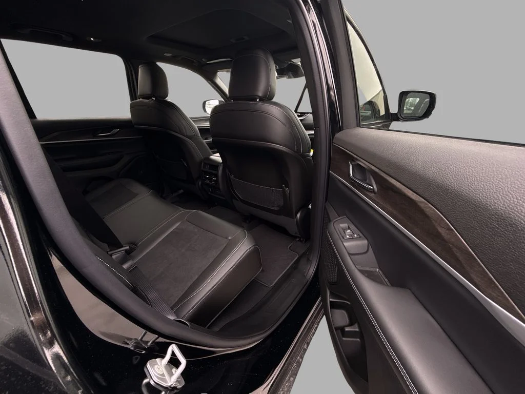 New 2026 Diamond Black Crystal Pearlcoat Jeep Altitude image 26