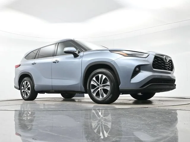 Used 2022 Moon Dust Toyota XLE image 26