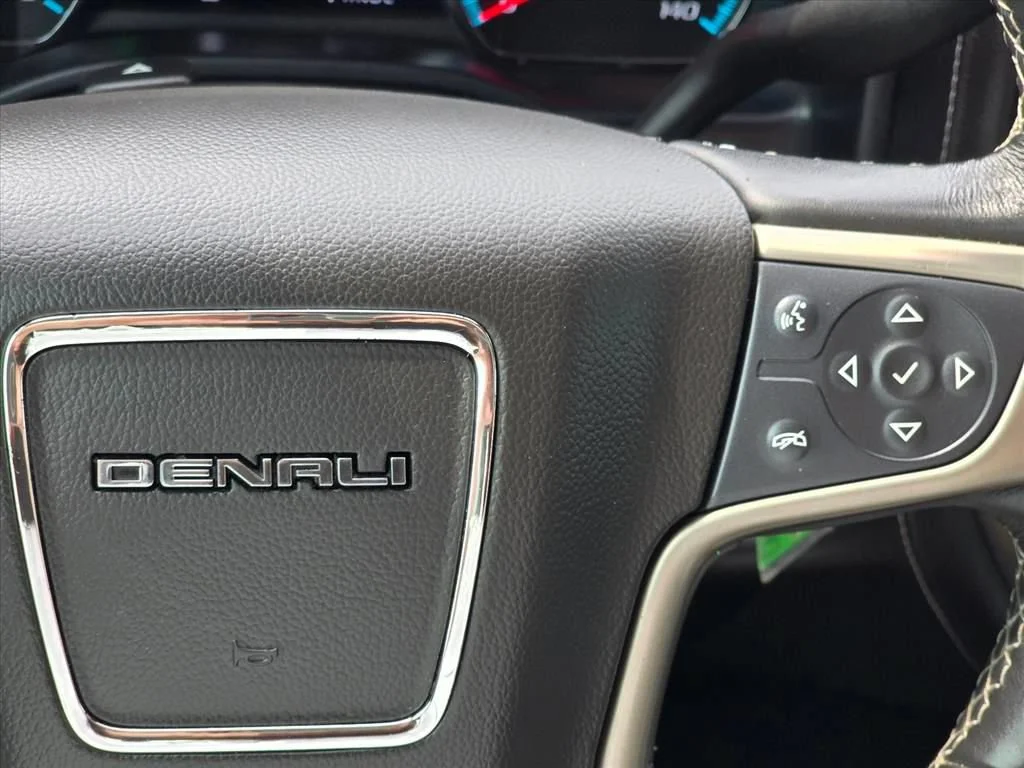 Used 2018 WHITE FROST TRICOAT GMC Denali image 16