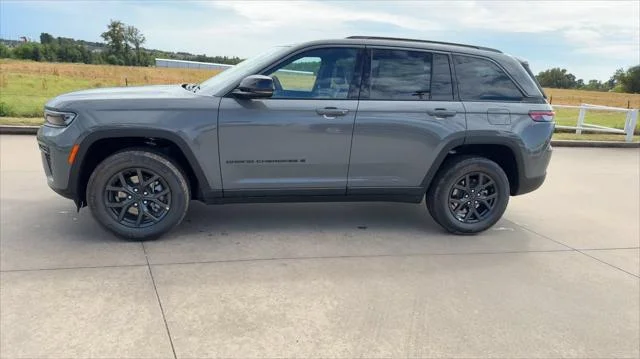 New 2027 Sting-Gray Clear-Coat Paint Jeep Altitude image 6
