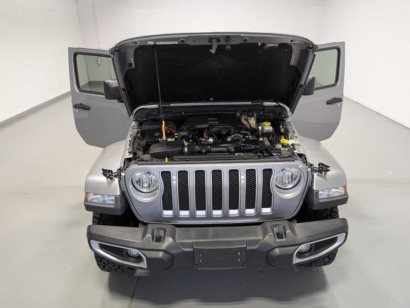 Used 2020 Billet Silver Metallic Clearcoat Jeep Sahara image 13