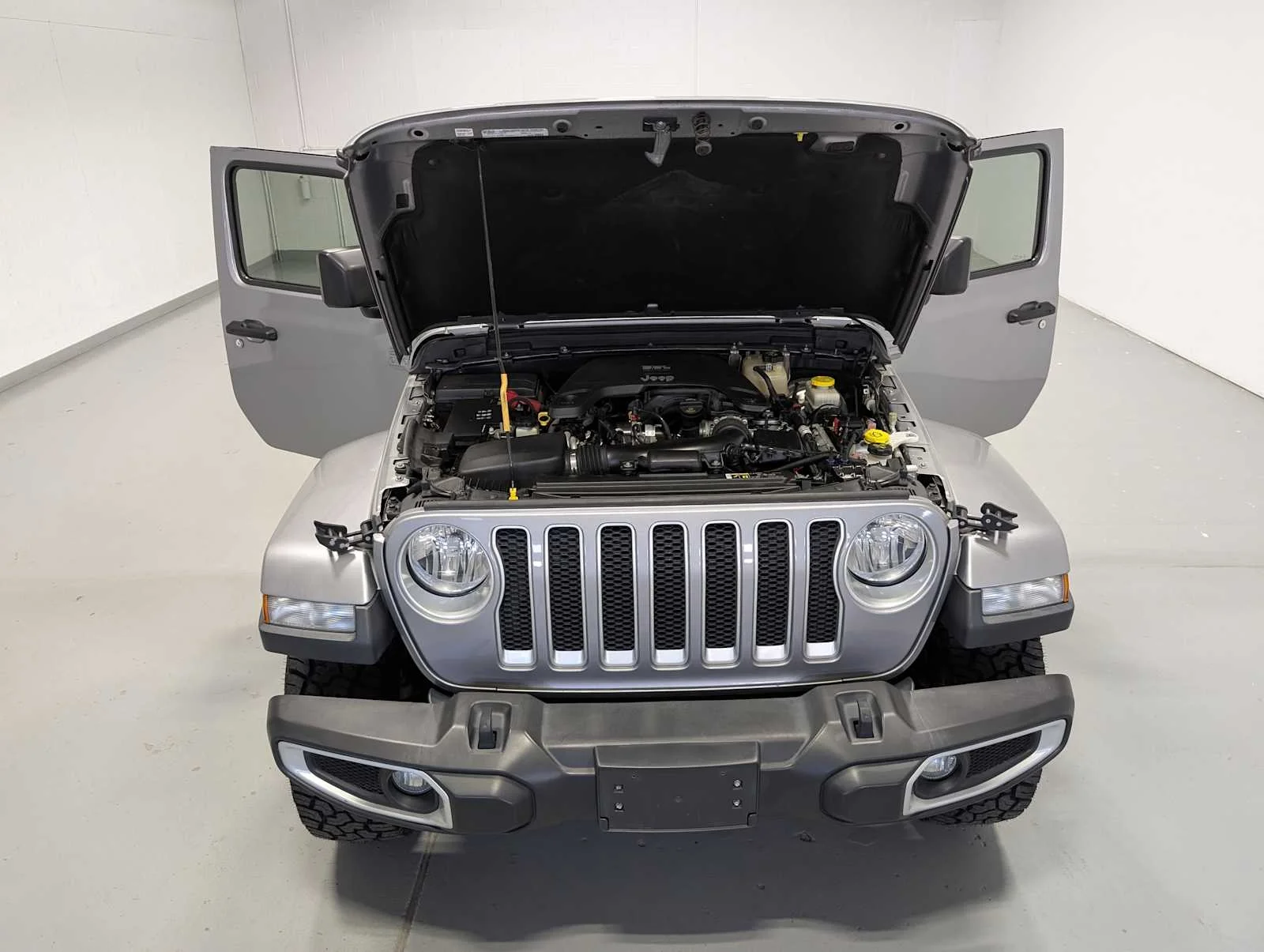 Used 2020 Billet Silver Metallic Clearcoat Jeep Sahara image 13