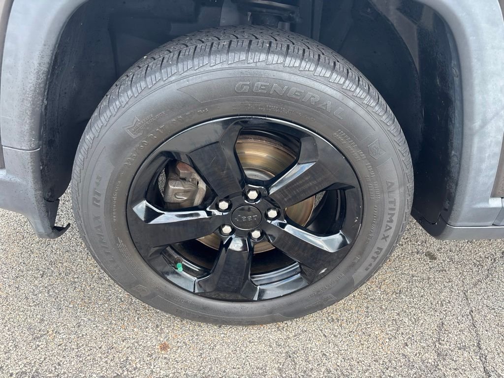 Used 2017 Gray Jeep Latitude image 10