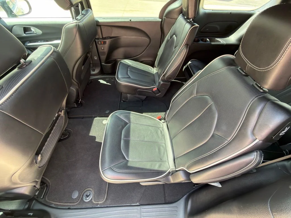 Used 2025 White Chrysler Limited image 16