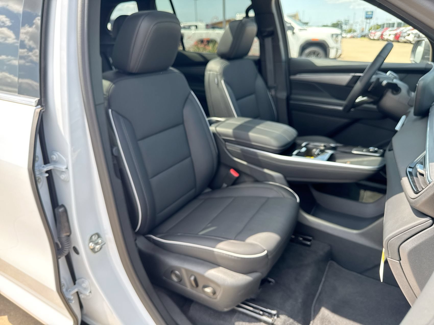 New 2026 Iridescent White Tricoat Buick Preferred image 26