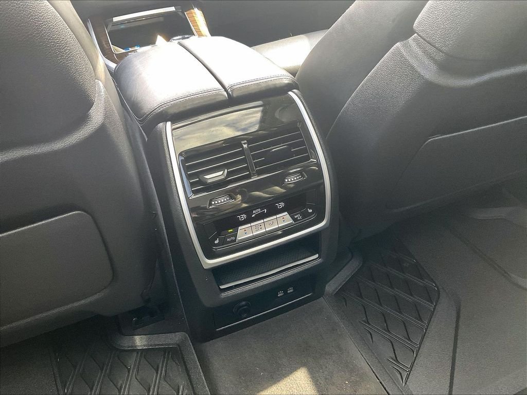 Used 2024 Green BMW xDrive40i image 28
