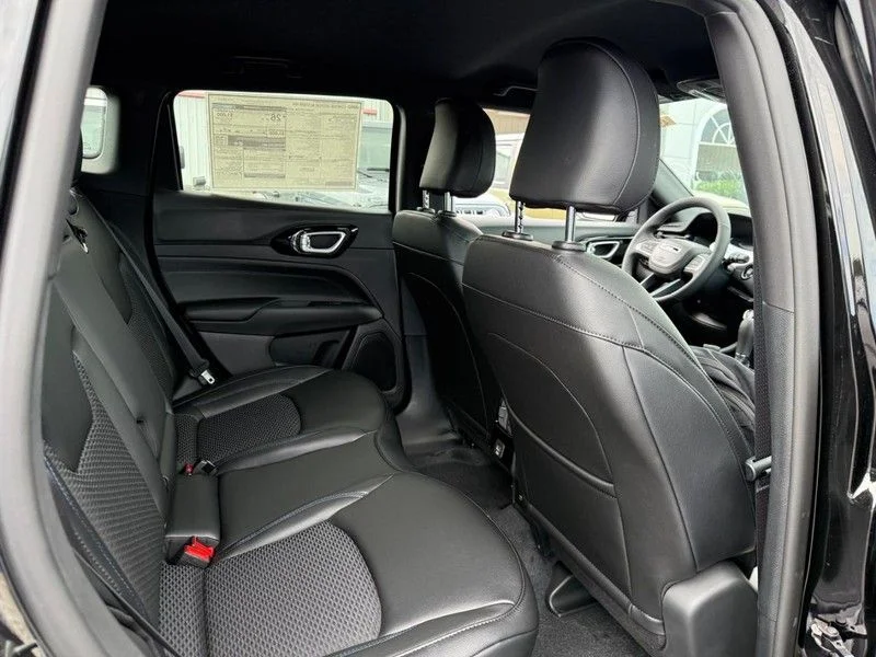 New 2026 Diamond Black Crystal Pearl-Coat Exterior Paint Jeep Latitude image 5