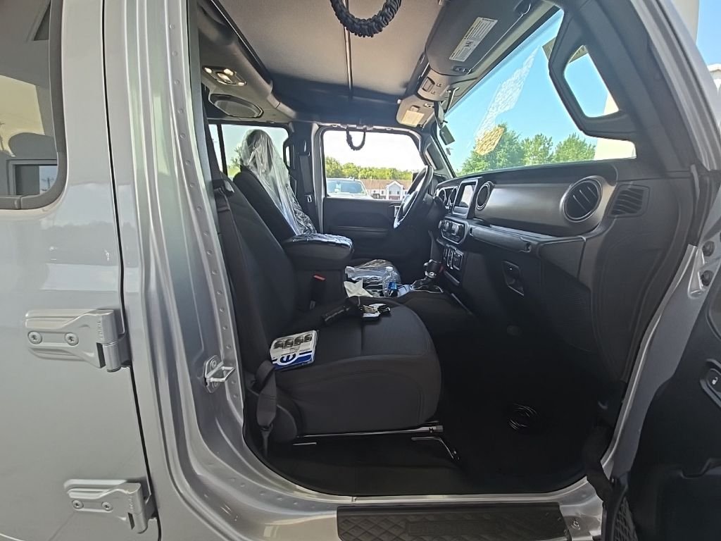 Used 2021 Silver Jeep Willys image 9