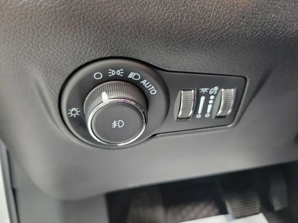 Used 2022 White Jeep Latitude Lux image 33