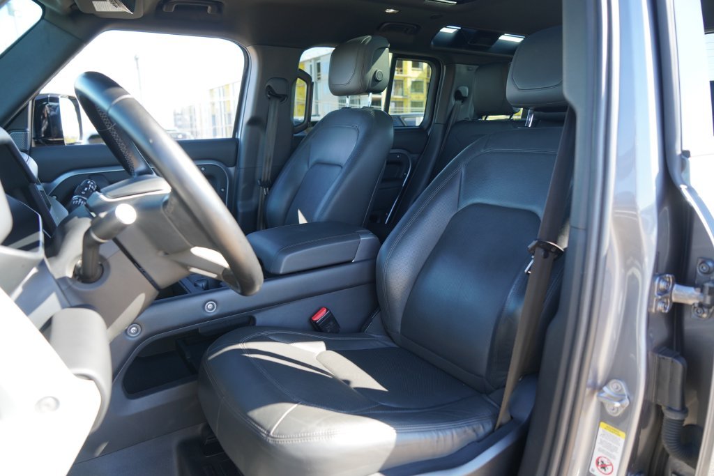 Used 2023  Land Rover S image 12