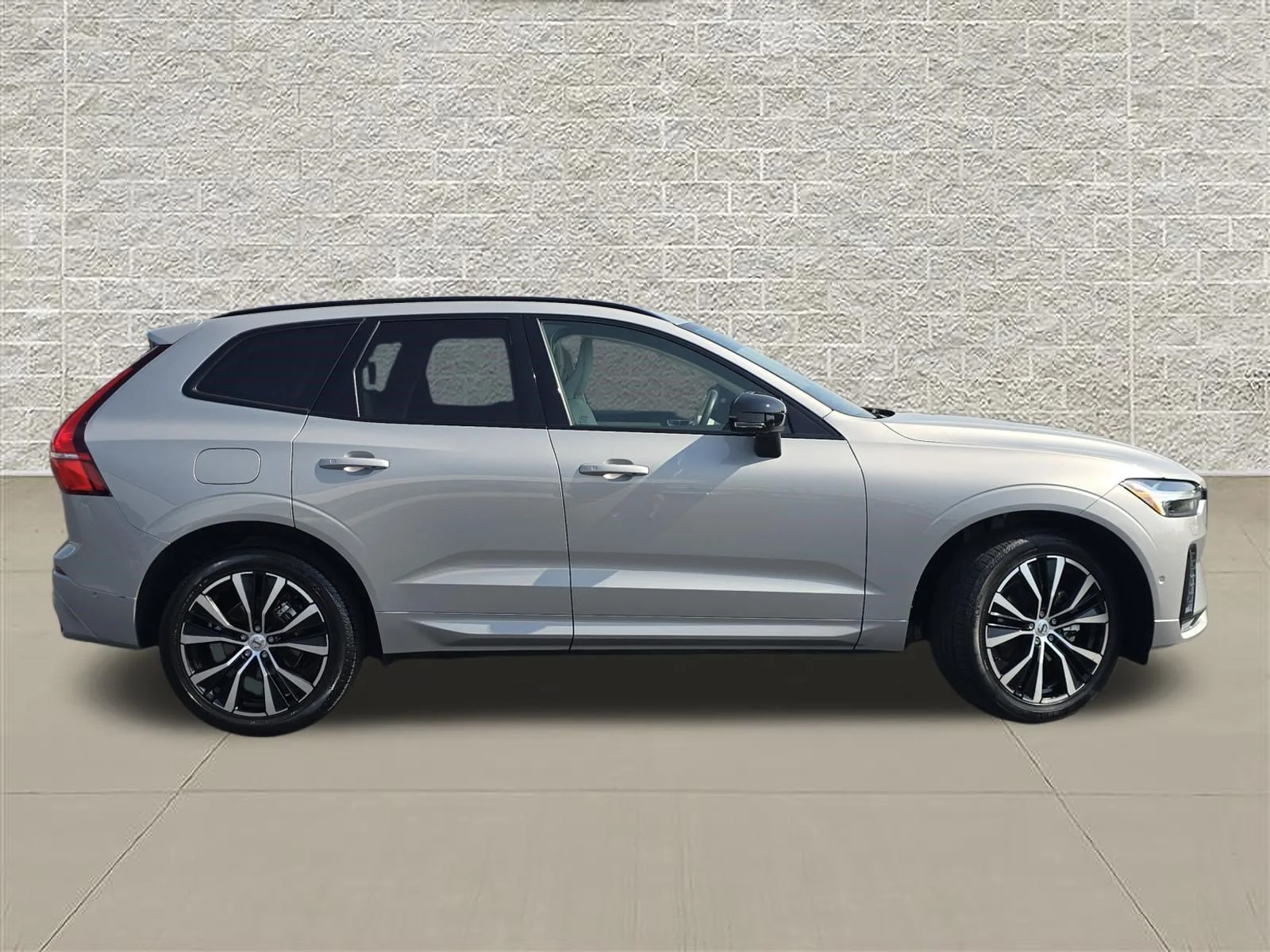 Used 2024 Silver Dawn Metallic Volvo Plus Dark Theme image 8