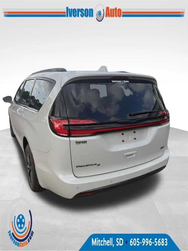 Used 2021 Luxury White Pearlcoat Chrysler Touring L image 6