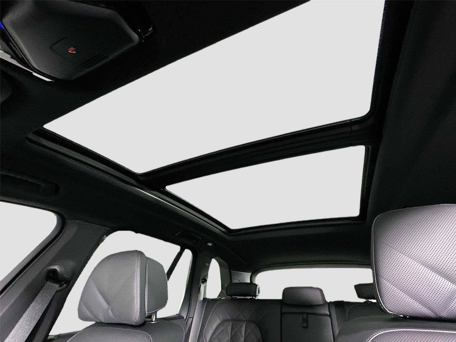 2026 BMW X5 M60i - Photo 23