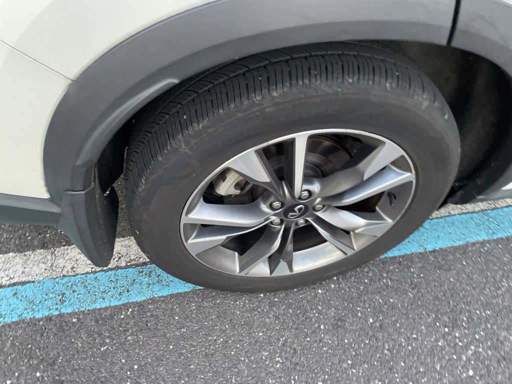 New 2024 Majestic White INFINITI LUXE AWD image 6