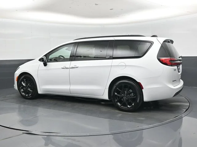 New 2027 Bright White Clear-Coat Exterior Paint Chrysler Limited image 25