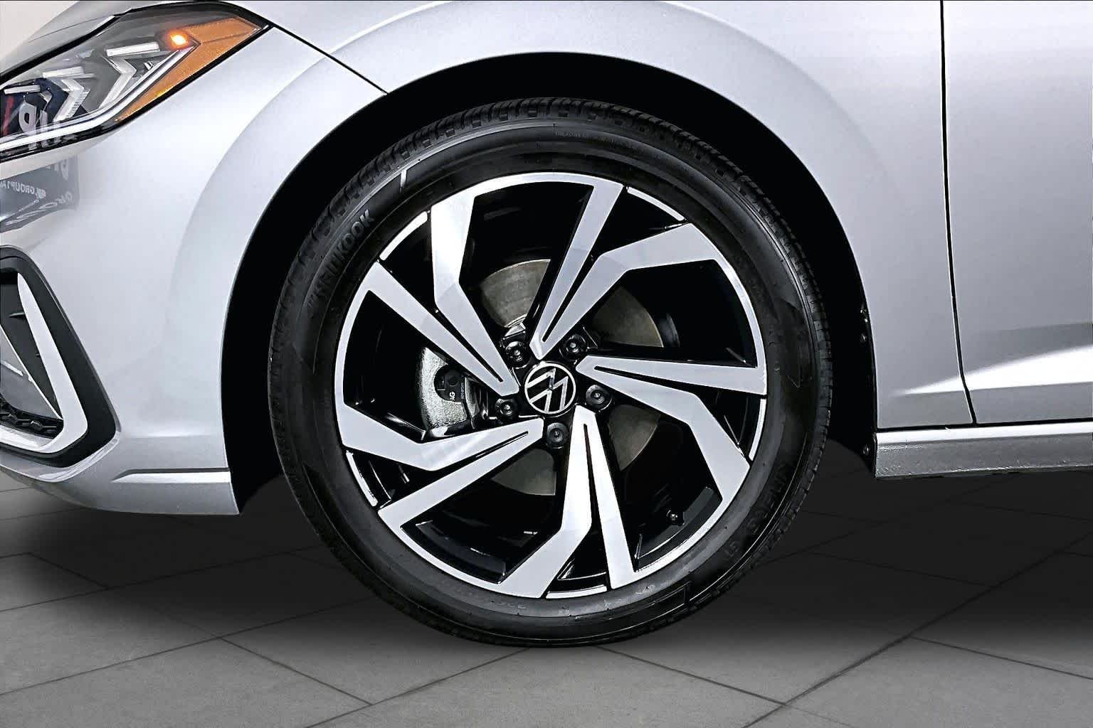 Used 2026 Pyrite Silver Metallic Volkswagen SEL image 10