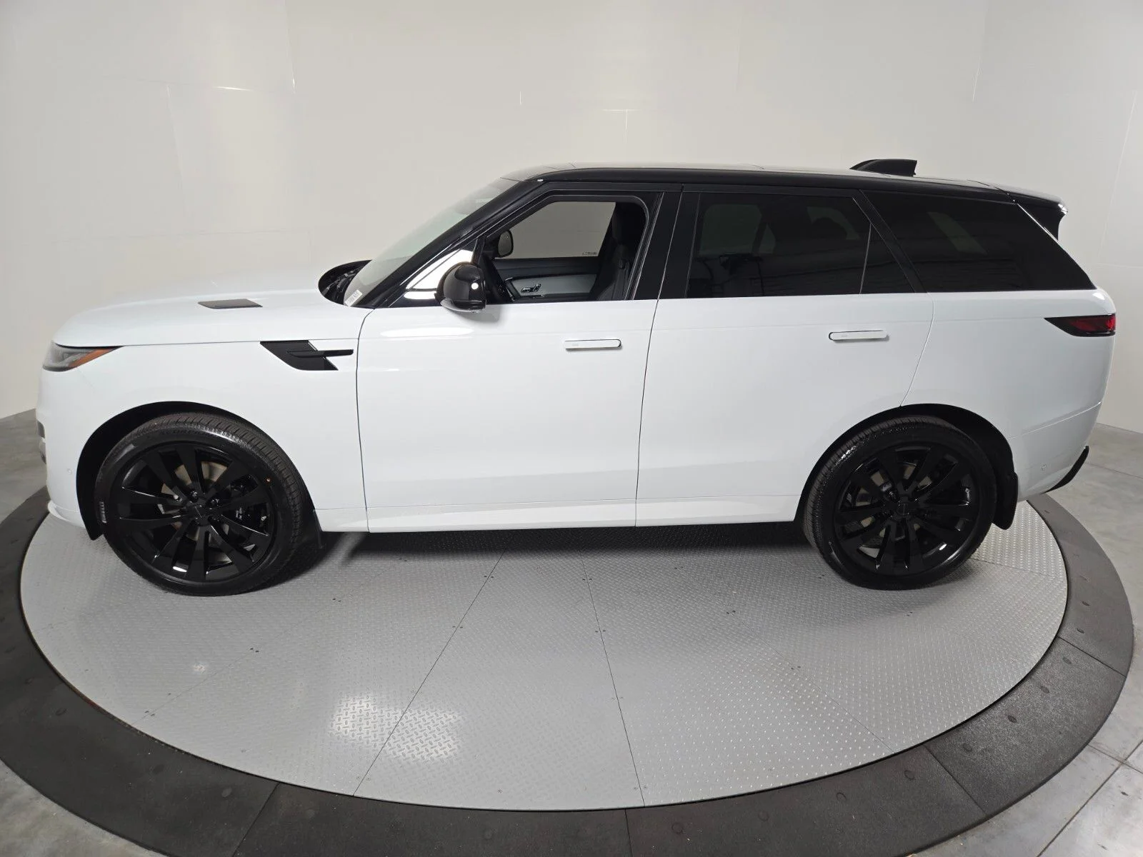 New 2026 Fuji White Land Rover Dynamic SE image 32