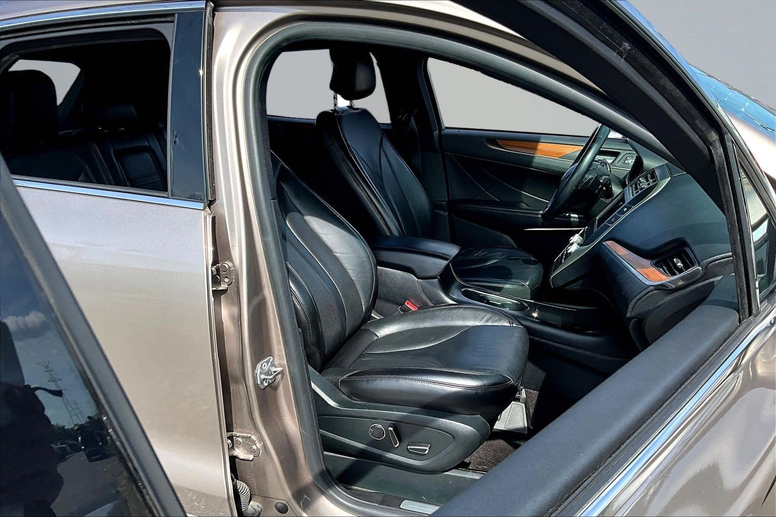 Used 2019 Brown Lincoln Select image 24