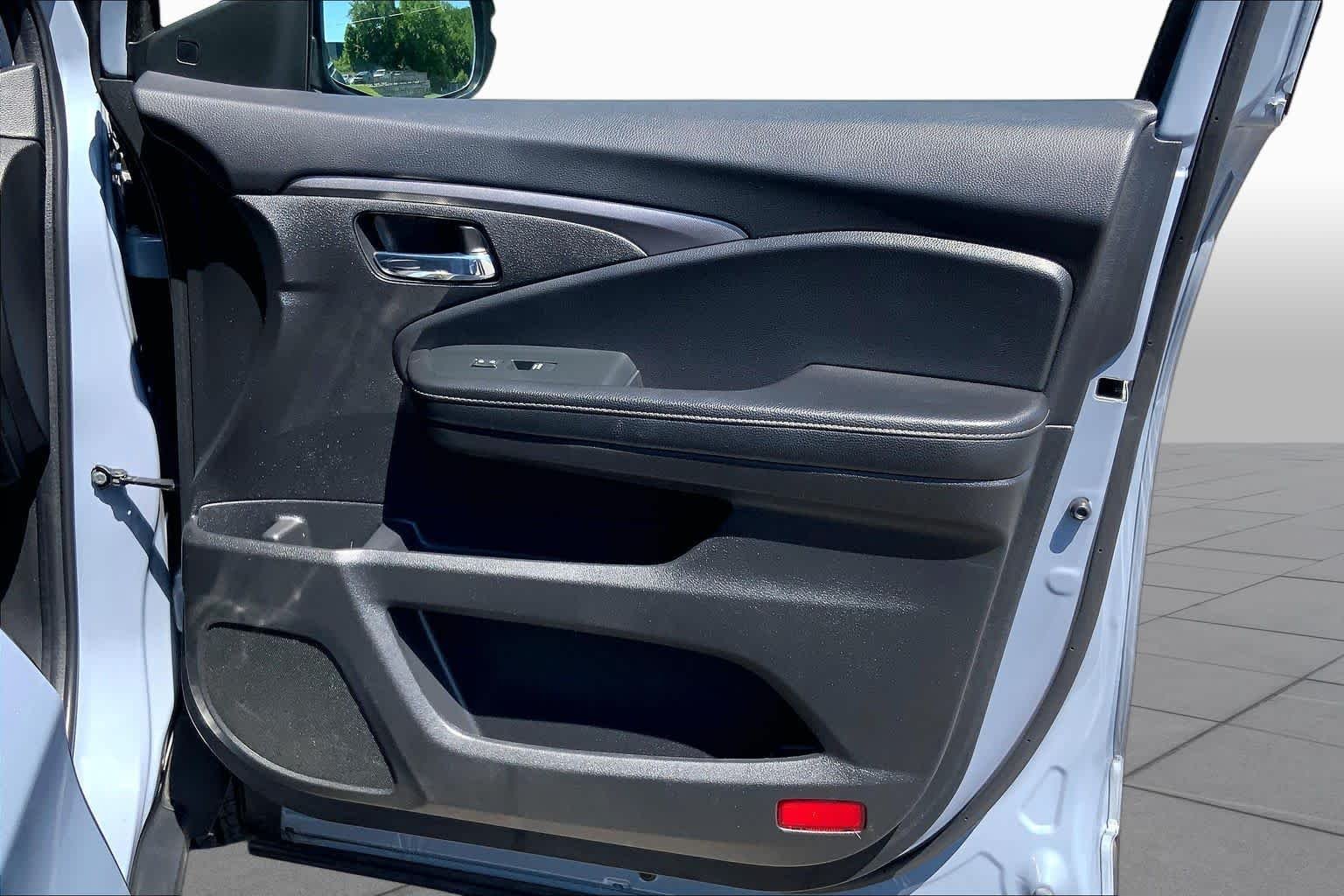 Certified Used 2023 Sonic Gray Pearl Honda RTL image 23