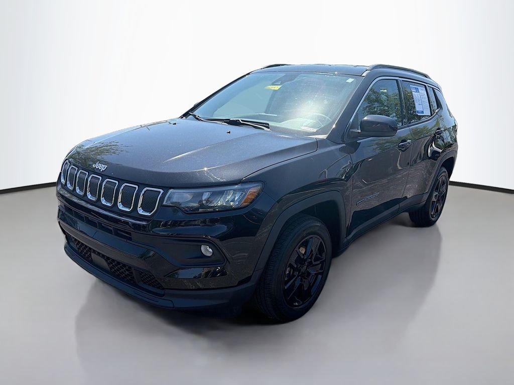 Used 2022 Diamond Black Crystal Pearlcoat Jeep Latitude image 3
