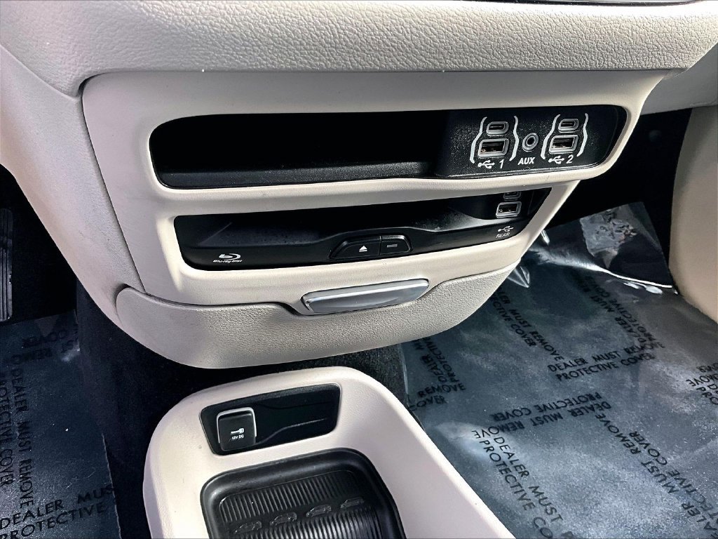 Used 2022 Ceramic Gray Clearcoat Chrysler Touring L image 28