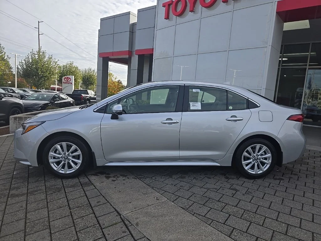 New 2027 Classic Silver Metallic Toyota Hybrid XLE image 2