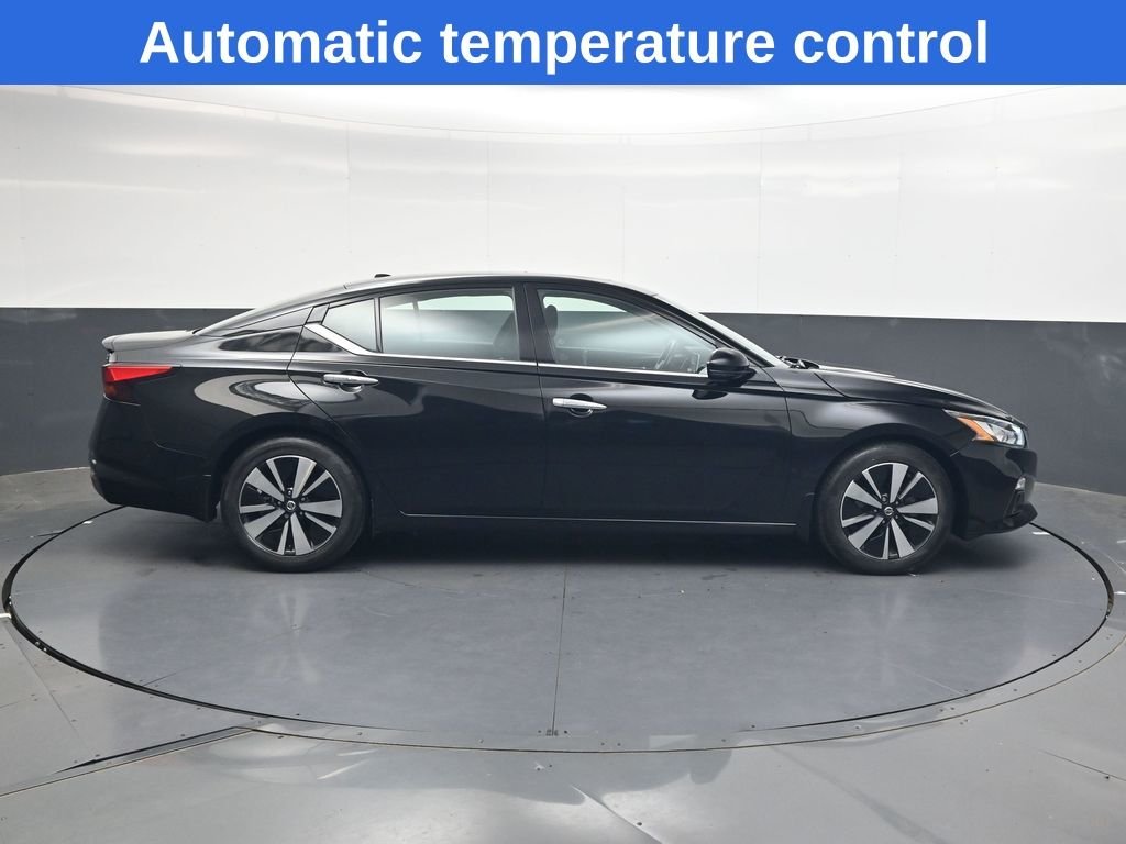 Used 2022 Black Nissan 2.5 SL image 3