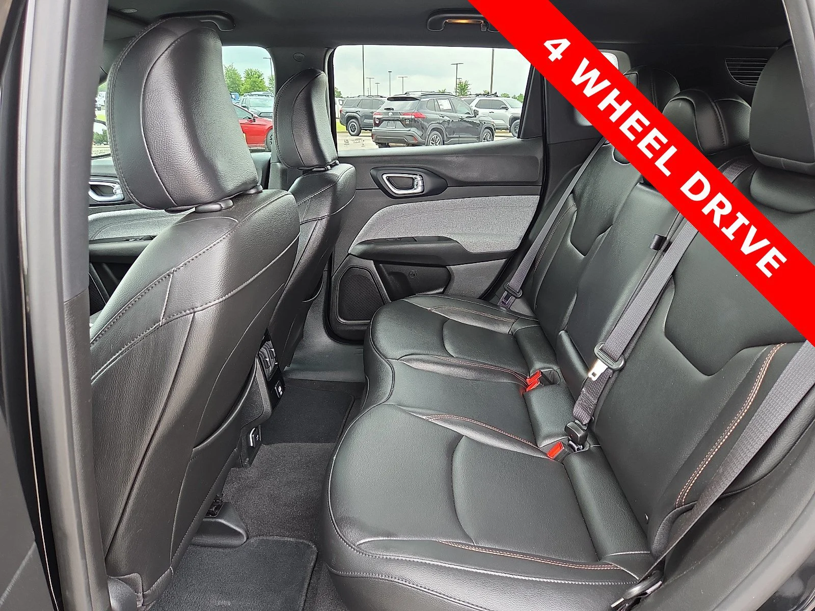 Used 2024 Diamond Black Crystal Pearlcoat Jeep Latitude Lux image 10