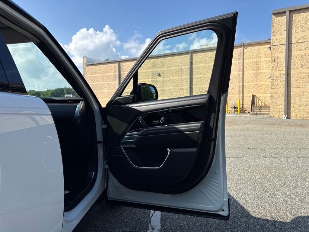 Used 2024 White Land Rover SE image 19