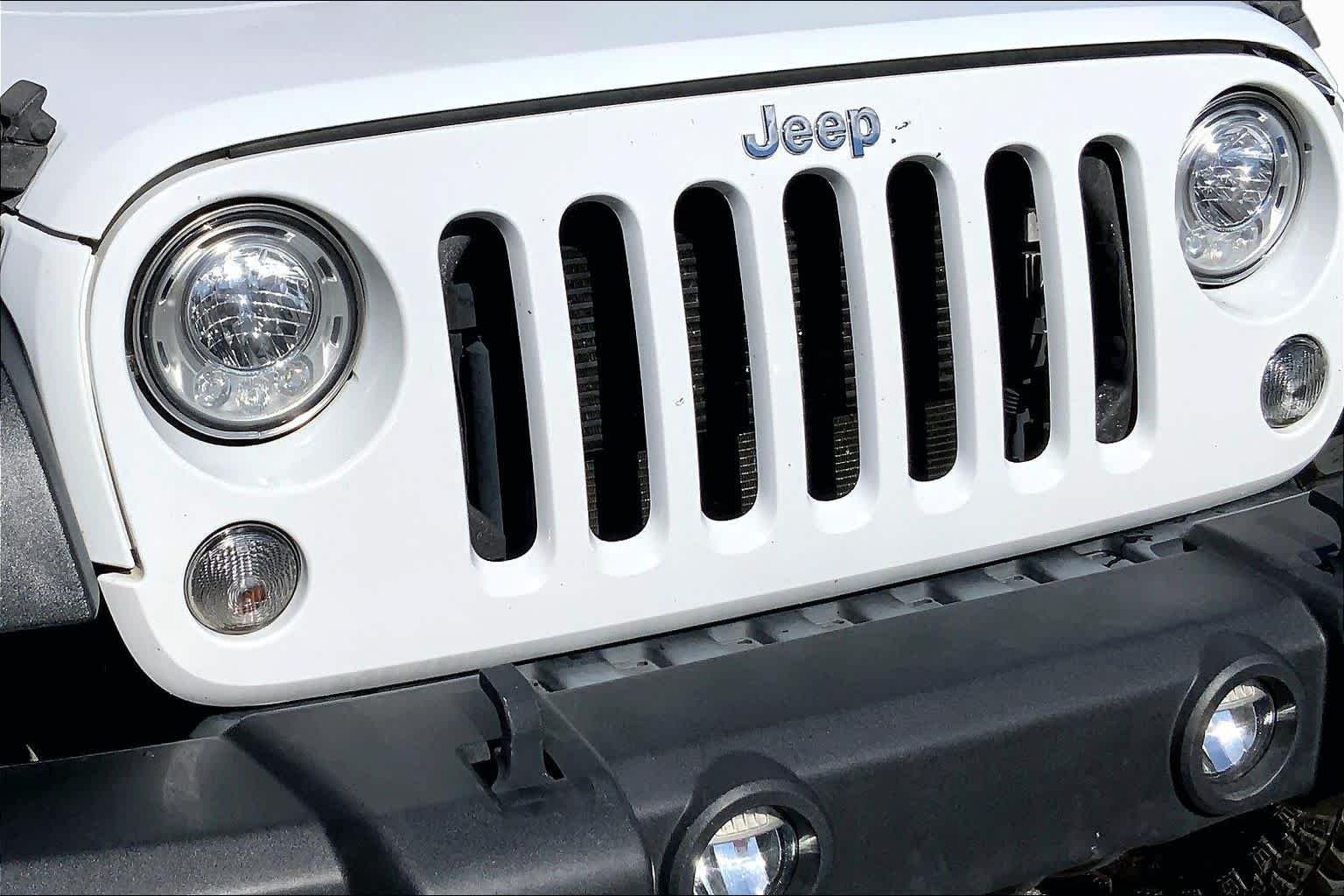 Used 2017 Bright White Clearcoat Jeep Sport image 28